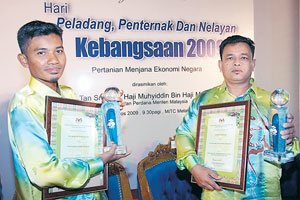 MOHD. Shahrul Daud (kiri) bersama pemenang Anugerah Nelayan Muda Jaya Peringkat Kebangsaan, Mohd. Zolquanain Ismail